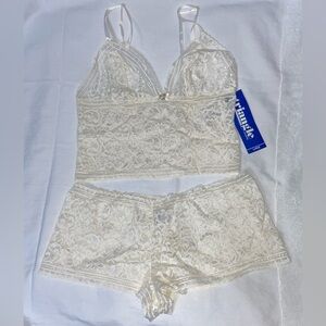 NWT Women’s Triangle‎ lingerie 2 pieces set cream laced bottom and top Sz large